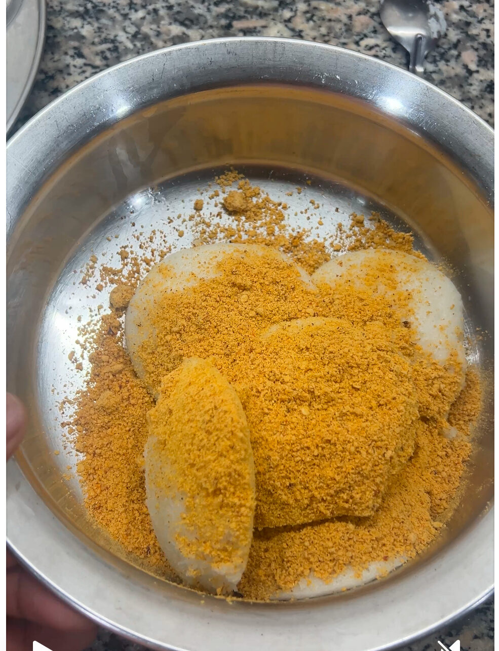 Hot idli drenched in milagai podi